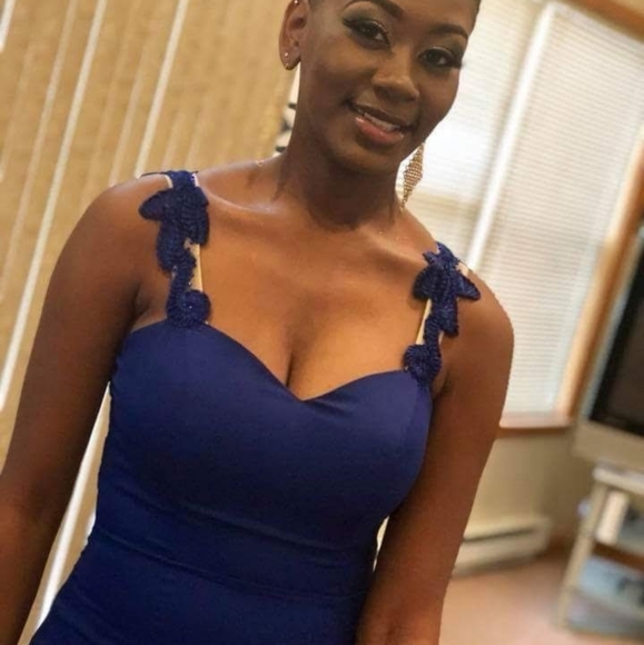 Gown - Picture 5 of 5